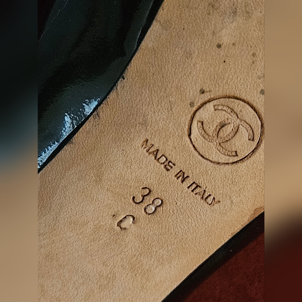 CHANEL Plated Chrome Logo Black Patent Leather Heels Sz38 (8) - Picture 15 of 15